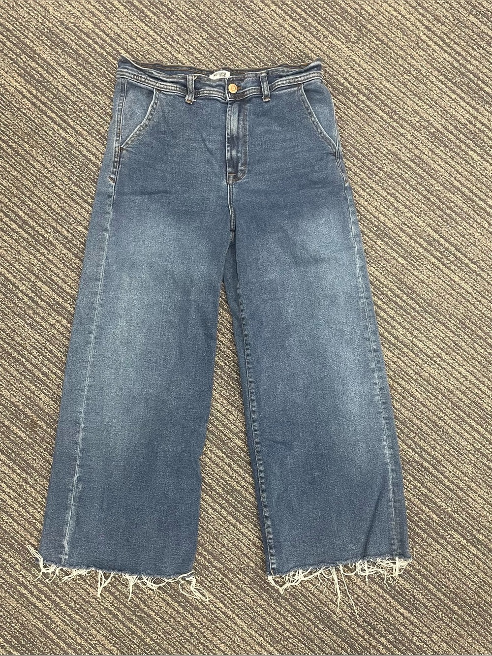 Kensie The Kaya High Rise Wide Leg Raw Hem Women’s 6/28. Classic Medium Wash